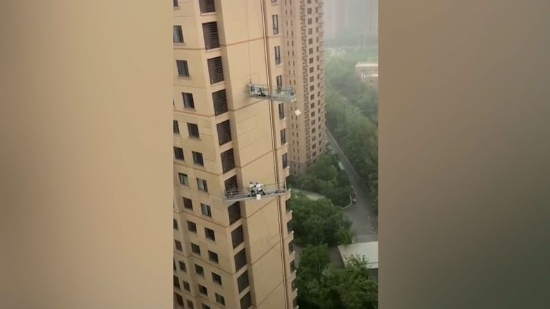 Jako list ve větru. Umývači oken si v Číně zažili při bouři chvíle hrůzy